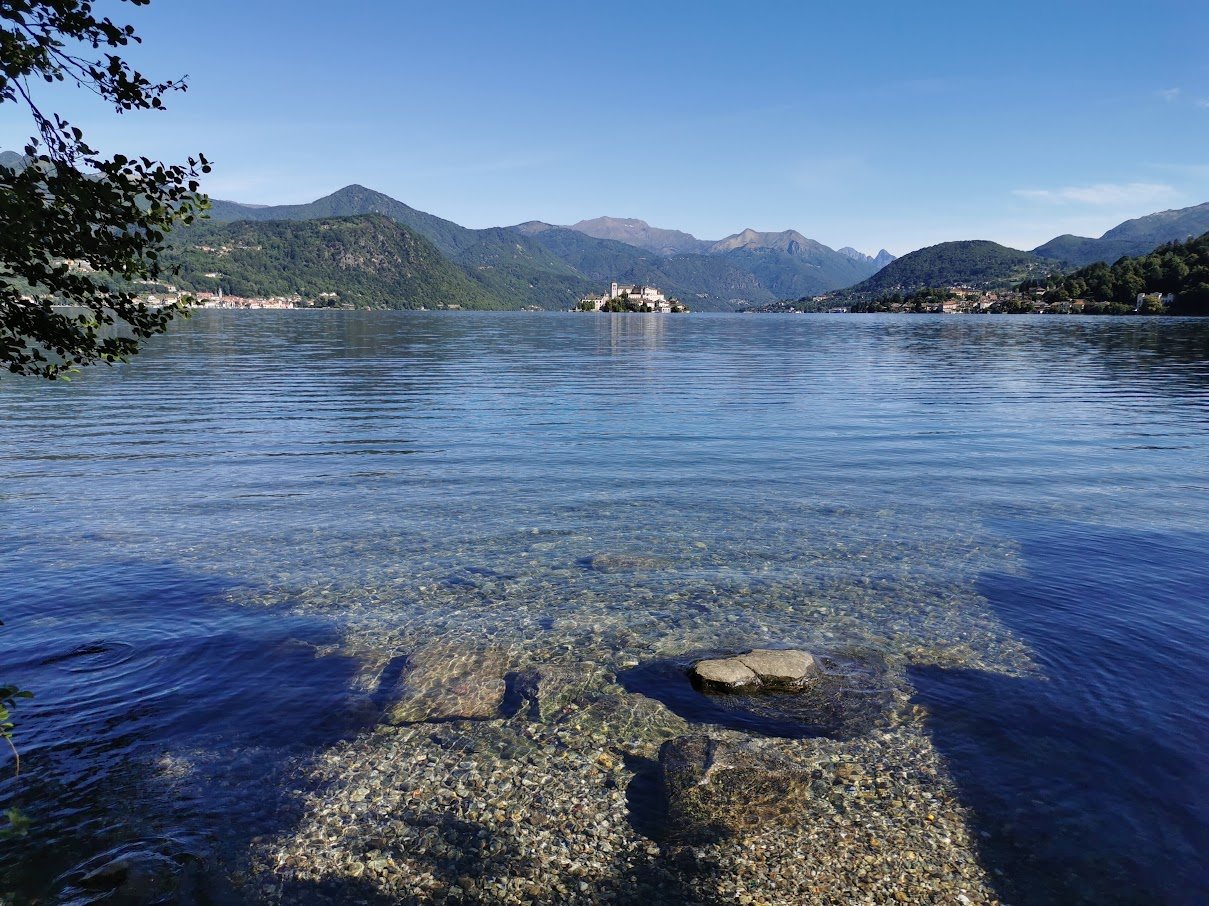 L'Isola di San Giulio vista dalla riva del Lago d'Orta, fotografata da Patrizia Franzina
