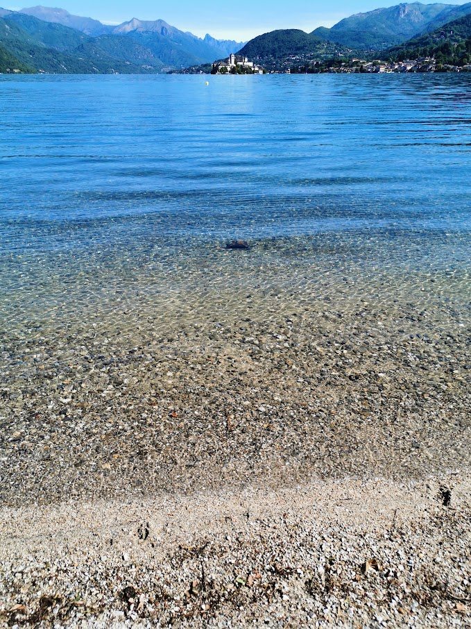 La riva di ghiaia — Lago d'Orta, fotografia di Patrizia Franzina