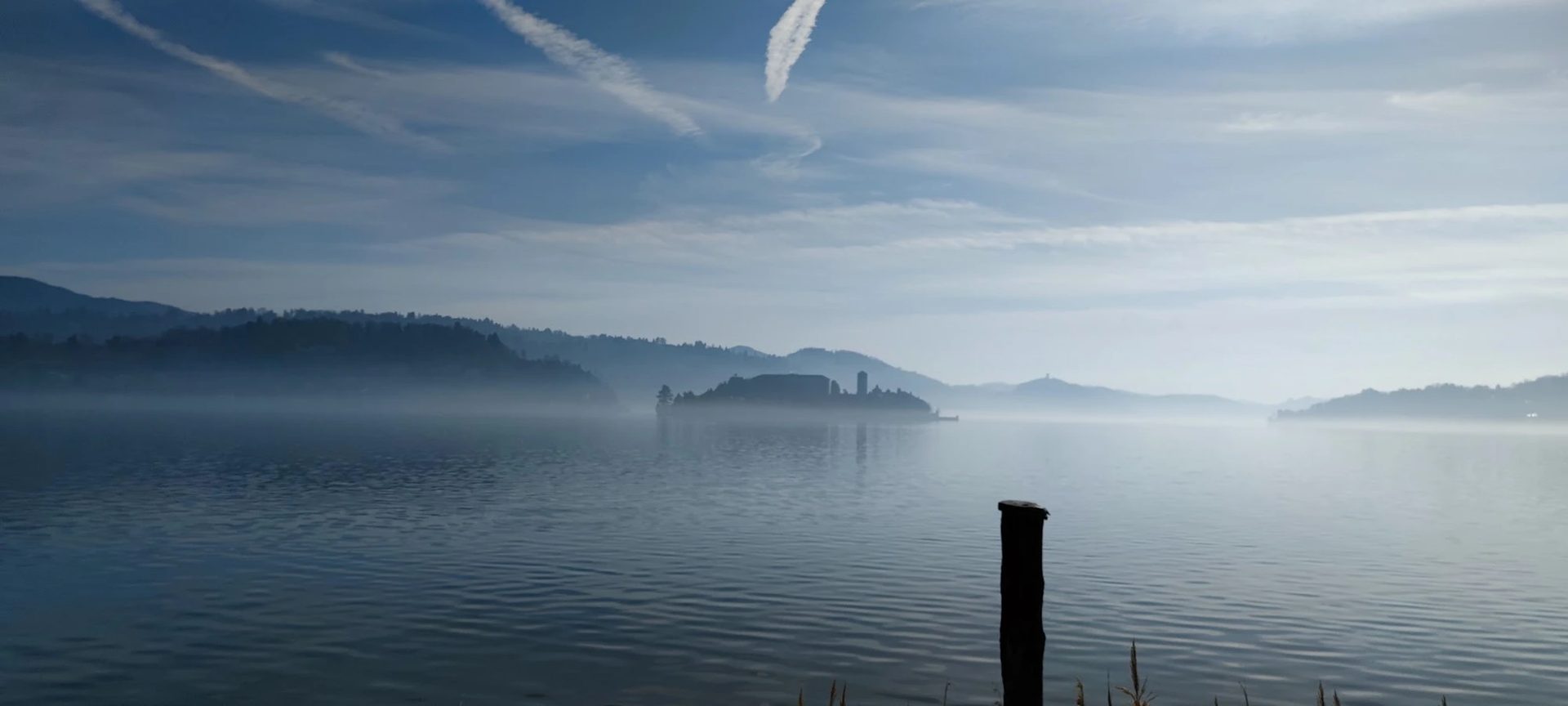 Lago d'Orta con l'Isola di San Giulio nella nebbia
