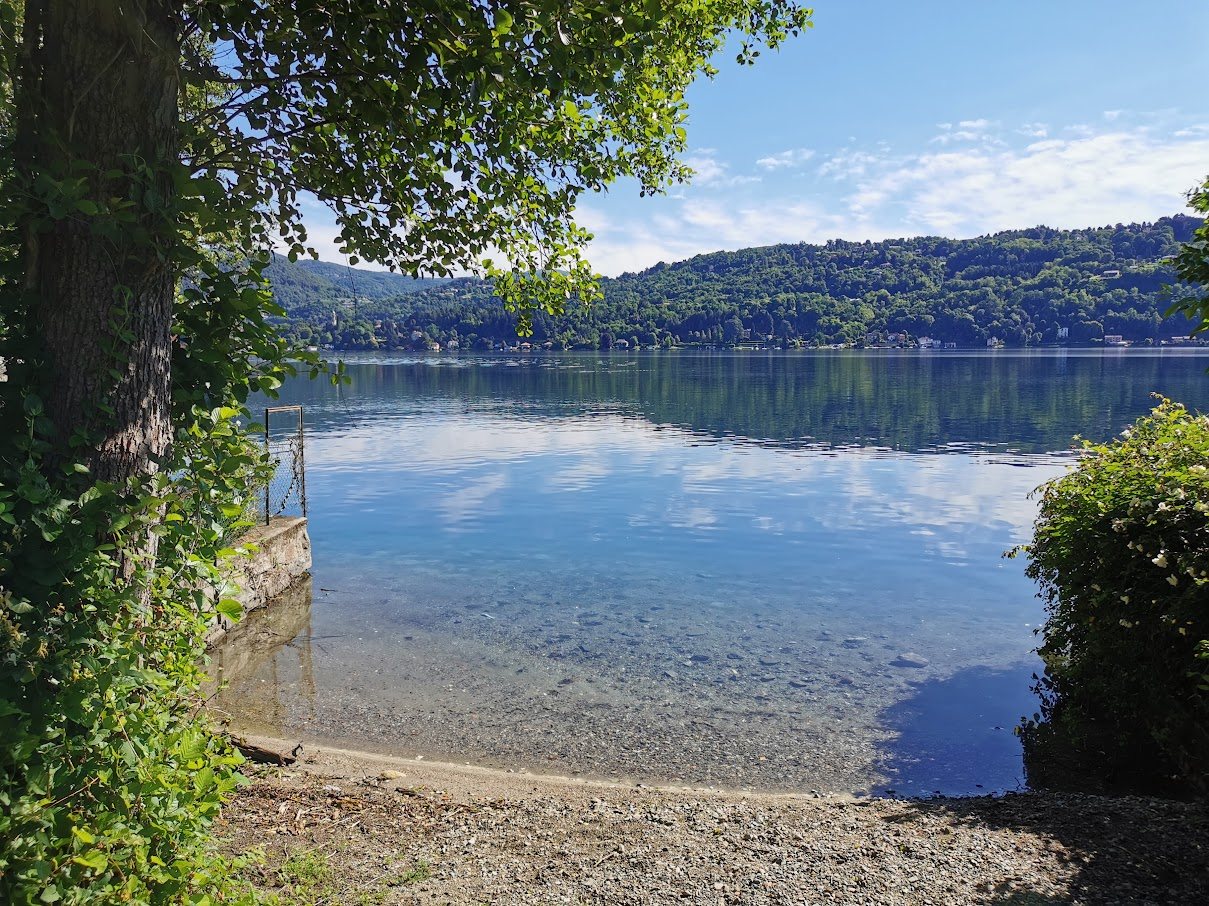 Una riva del Lago d'Orta, fotografata dall'autrice