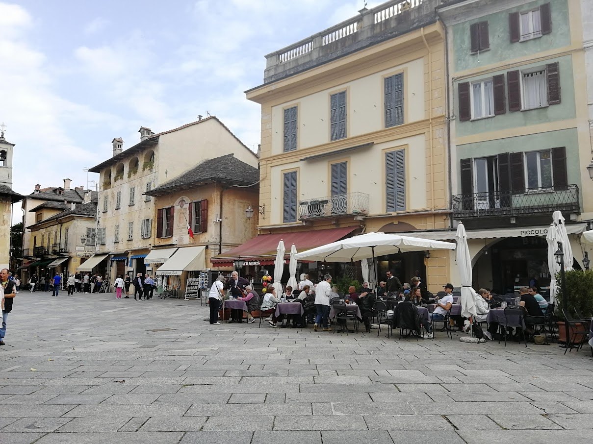 La piazza di Orta — Lago d'Orta, fotografia di Patrizia Franzina