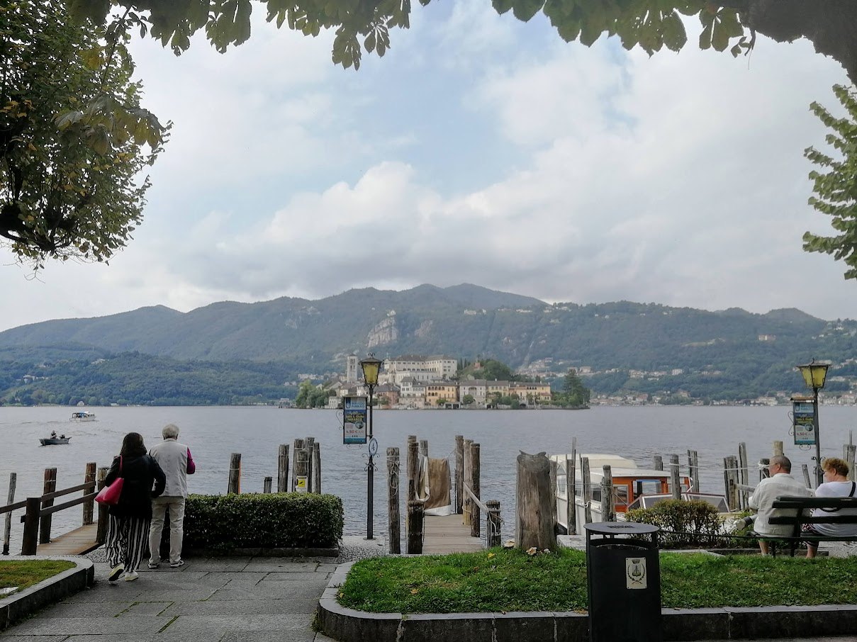 L'imbarco nella piazza di Orta per raggiungere l'isola — Lago d'Orta, fotografia di Patrizia Franzina